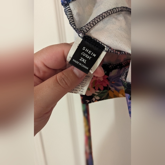 Shein Curve Floral Crop Top - Picture 3 of 3